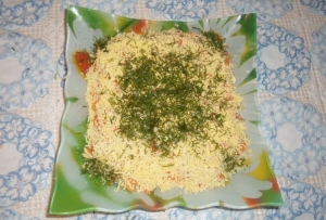 Слоеный салат с курицей, киви и корейской морковью 