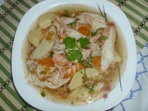 Суп из красной рыбы с рисом и помидорами 