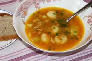 Суп с клецками из манки на курином бульоне 