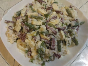 Сытный салат с колбасой и рисом 