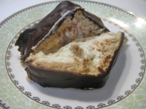 Торт "Домик" из печенья и творога с изюмом 