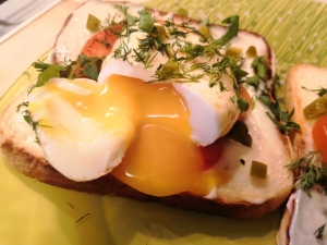 Тост с яйцом пашот и сыром на завтрак 