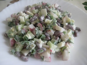 Весенний салат из огурцов и редиса 