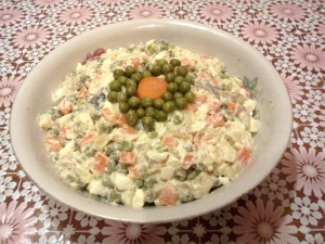 Вкусный зимний салат с соленой скумбрией и яйцом 