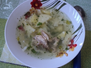 Вкусный суп на курином бульоне с лапшой и картофелем 