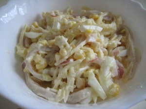 Вкусный салат из кальмаров с яйцом и сыром 