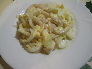 Вкусный салат с кальмарами и яйцом 