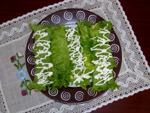 Закуска в салатных листьях на праздник 