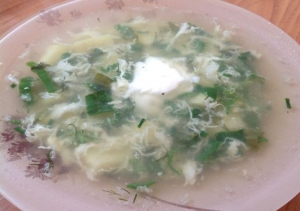Зеленый суп из щавеля и крапивы с сырым яйцом «Весенний» на курином бульоне 