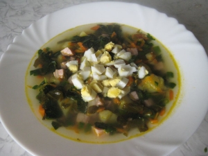 Зеленый суп из щавеля и крапивы с колбасой и вареным яйцом 