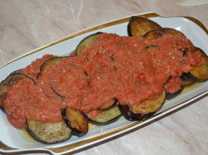 Жареные баклажаны в томатном соусе 