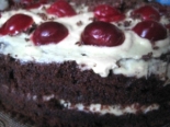 Шоколадный торт с вишней и взбитыми сливками проще простого 