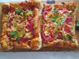Пицца с кабачками и колбасой
