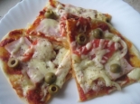 Пицца с ветчиной, сыром и помидорами 