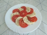 Салат "Капрезе" с моцареллой и помидорами 