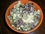 Салат с кукурузой, листьями салата и яйцами 