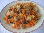 Салат со свининой, грибами и морковью