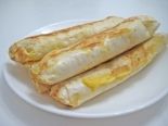 Трубочки из лаваша с плавленым сыром и яйцом на завтрак
